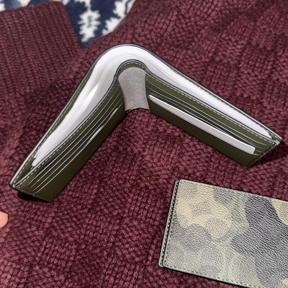 Men’s Or Women’s Coach Tri-fold wallet with Smaller ID/Passport holder inside! - Picture 13 of 17